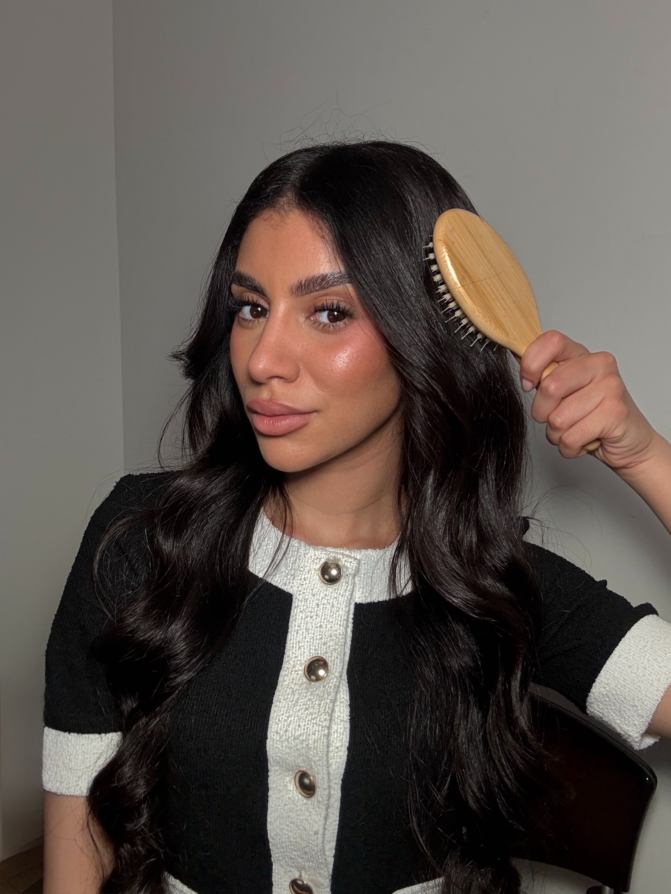 Suhaila cepillando su cabello